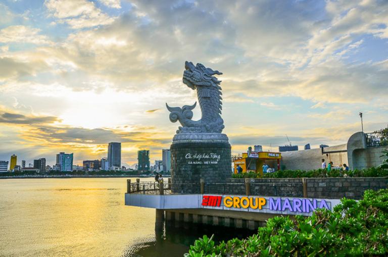 Tượng đài Cá Chép hóa Rồng biểu tượng cho sự phát triển mạnh mẽ của thành phố Đà Nẵng.