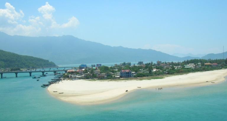 Bãi biển Lăng Cô – Nơi bình yên và lãng mạn